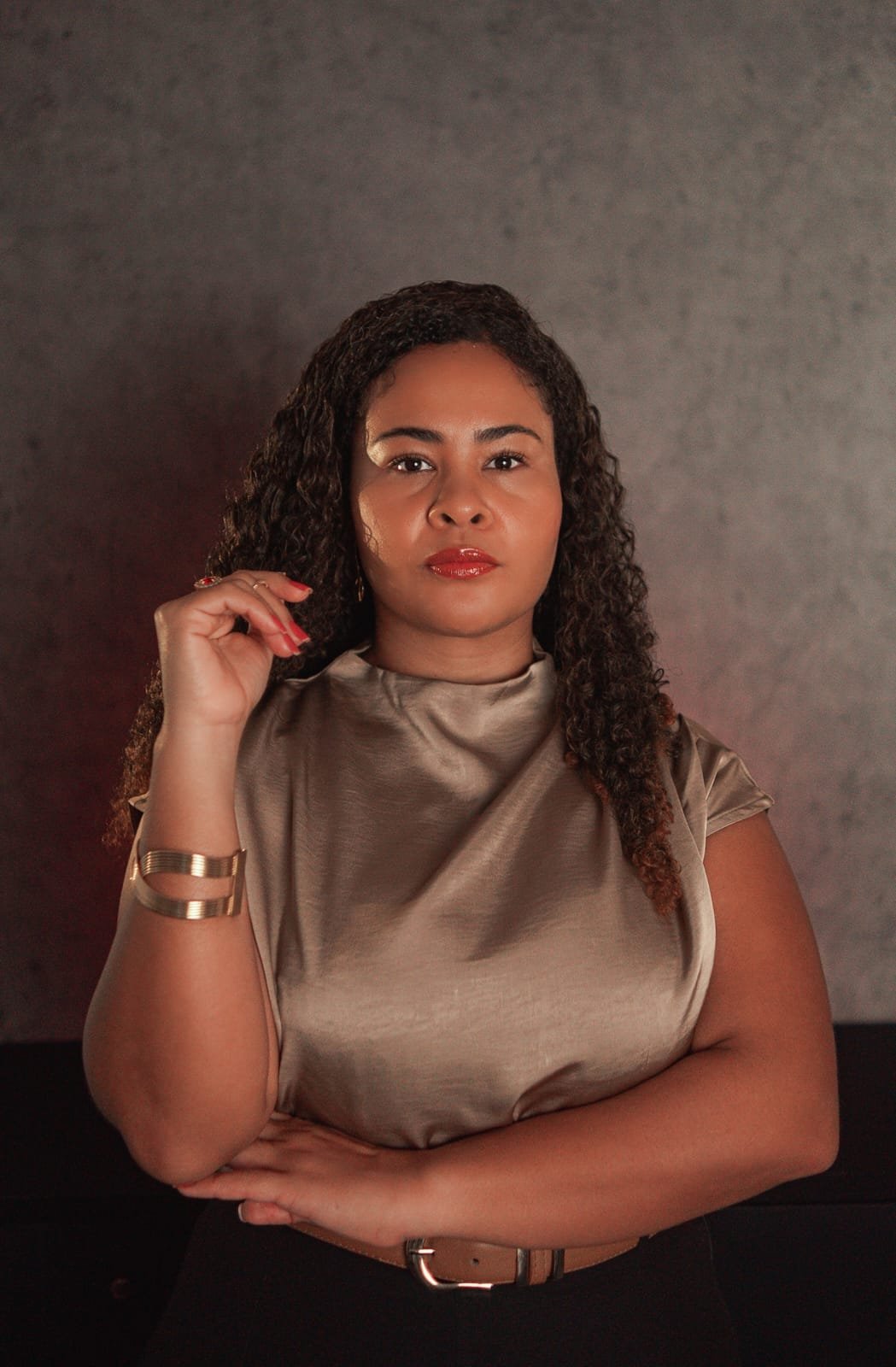 Retrato acolhedor da Dra. Marcela Paixão no escritório Paixão Lopes Advogados Associados